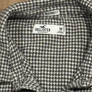 Hollister Boyfriend Fit Black and White Houndstooth Button-Up Shirt
